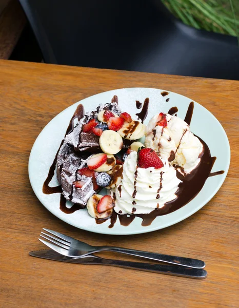 Ice cream, banana, strawberry, chocolate waffles with chocolate — Stock Photo, Image