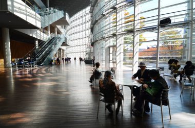 Tokyo, Japonya - 23 Kasım 2013: insanlar ziyaret Ulusal Sanat Merkezi Tokyo, Japonya