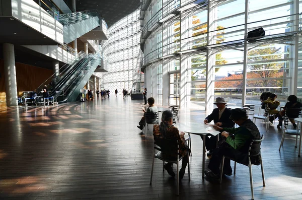 Tóquio, Japão - 23 de novembro de 2013: As pessoas visitam o National Art Center em Tóquio, Japão — Fotografia de Stock