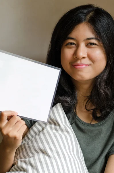 Glückliche Frau hält weiße Tafel in der Hand — Stockfoto