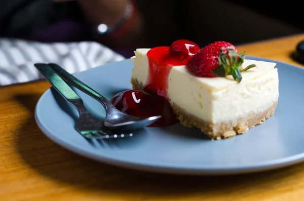 Strawberry cheesecake på träbord — Stockfoto