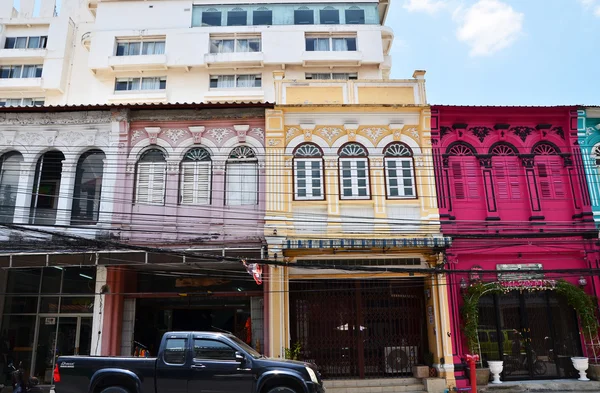 Phuket, Tailandia - 15 de abril de 2014: Antiguo edificio estilo Chino Portugués en Phuket —  Fotos de Stock