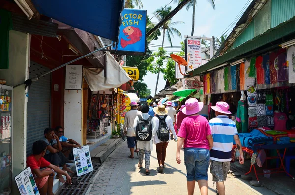 Krabi, Tailândia - 14 de abril de 2014: A visita turística pequena aldeia turística na ilha Phi Phi — Fotografia de Stock