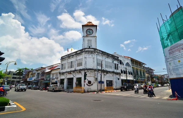 Phuket, Thailand - April 15, 2014: Local cars passing by the Promthep Clock Tower in Phuket — Stock Photo, Image