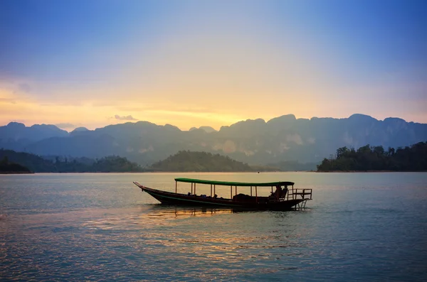 Tradiční thajské dlouhý ocas loď při západu slunce, surat thani, Thajsko — Stock fotografie