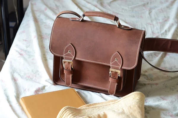 Бурый винтажный кожаный портфель в винтажной спальне — стоковое фото