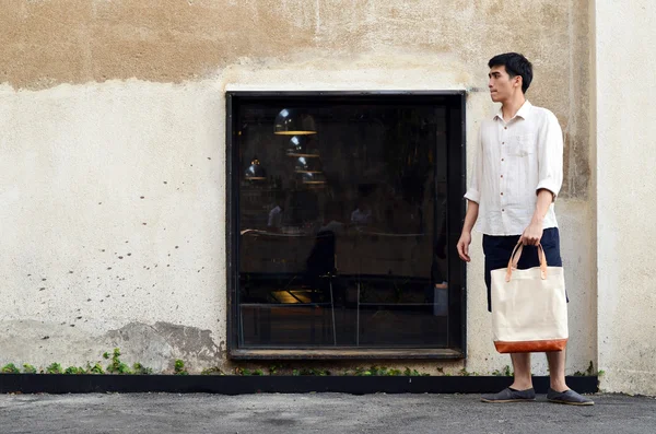 Мужчина с холст-мешок на гранж-бетонном фоне — стоковое фото