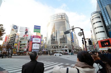 Tokyo, Japonya - 28 Kasım 2013: Shibuya Merkezi geçiş insanların kalabalıklar