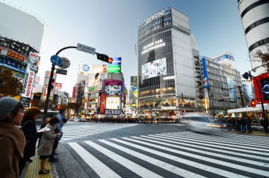 Tokyo, Japonya - 28 Kasım 2013: Merkezi Shibuya bölgesi geçiş insanların kalabalıklar