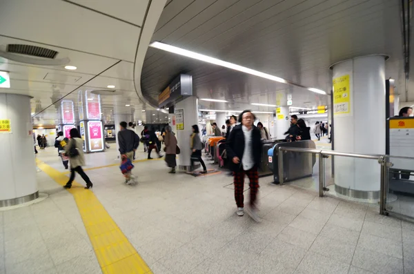 Tokio, Japonia - 23 listopada 2013: Tłum chodzenie w Shibuya Stacja — Zdjęcie stockowe