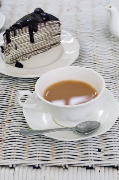 Eine Tasse Tee mit Schokoladen-Crape-Kuchen — Stockfoto