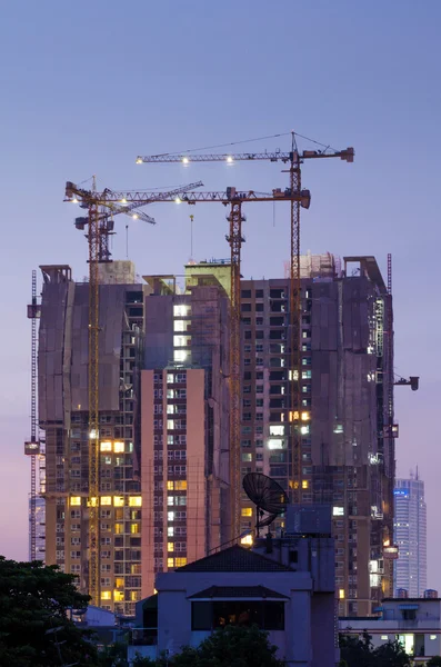 Edificio in costruzione, tempo crepuscolare — Foto Stock