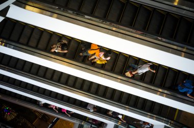Bangkok, Tayland - 12 Eylül 2013: Alışveriş Terminal21 alışveriş alışveriş merkezinde yürüyen merdiven üzerinde