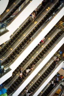 Bangkok, Tayland - 12 Eylül 2013: Kalabalığın üzerine yürüyen merdiven Terminal21 alışveriş merkezi
