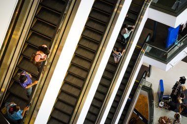 Bangkok, Tayland - 12 Eylül 2013: Alışveriş Terminal21 alışveriş alışveriş merkezinde yürüyen merdiven üzerinde
