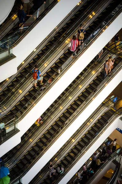 Bangkok, Thaiföld - 2013. szeptember 12.: A tömeg a mozgólépcső Terminal21 shopping mall — Stock Fotó