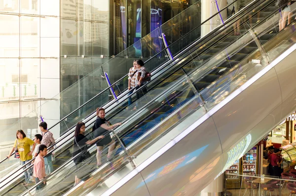 Bangkok, Thajsko - 12 září 2013: Nakupující na eskalátor Terminal21 shopping mall — Stock fotografie