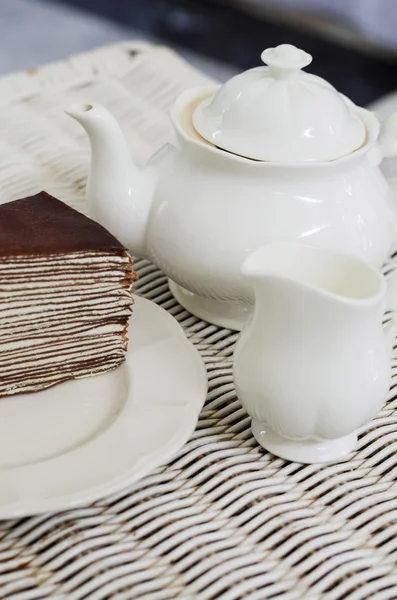 Théière avec gâteau au chocolat crape — Photo