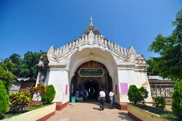 Bagan, Myanmar - October 9, 2013: Buddhist people visit Ananda temple — Stock Photo, Image