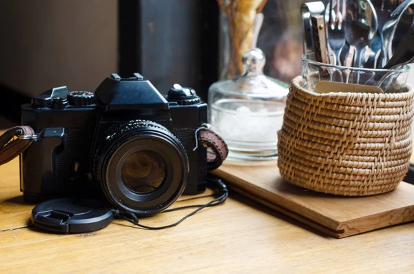 Old retro camera on vintage wooden table — Stock Photo, Image