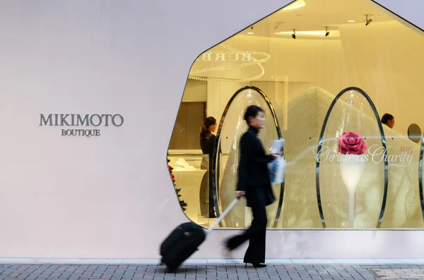 Tóquio, Japão - 26 de novembro de 2013: Pessoas que fazem compras no edifício moderno na área de Ginza — Fotografia de Stock