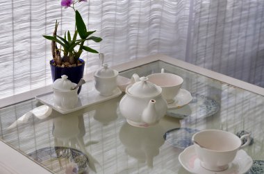Restoranda dekore edilmiş çiçek ile seramik mutfak eşyaları