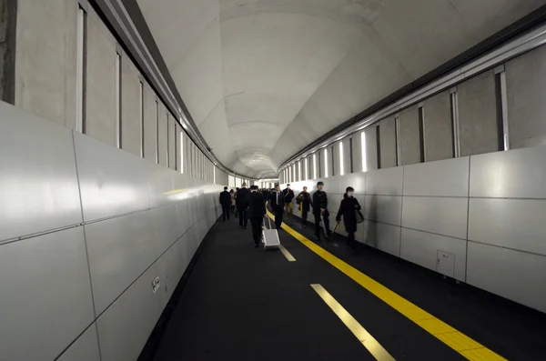Токио, Япония - 25 ноября 2013 г.: Люди, идущие по туннелю на станции Сэкигути — стоковое фото
