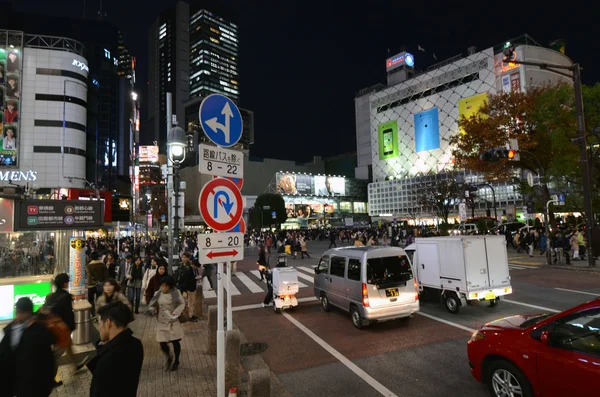 渋谷地区の有名な交差点の東京, 日本 - 2013 年 11 月 28 日: 歩行者 — ストック写真