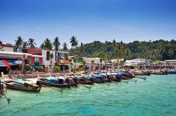 Długi ogon łodzi na plaży na wyspie Phi Phi Leh, Krabi, Tajlandia — Zdjęcie stockowe