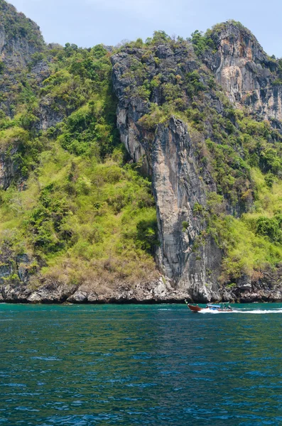 Tourist boat on ocean of Phang Nga — Stock Photo, Image