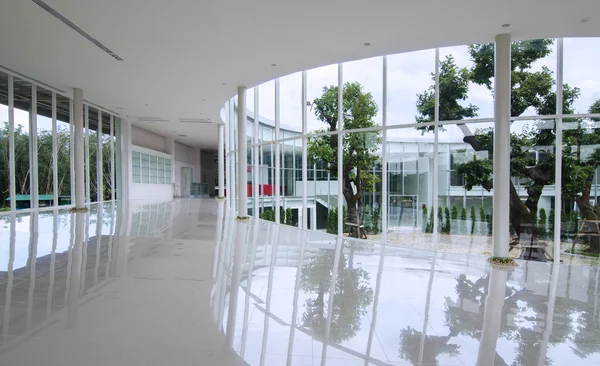 Mur de verre courbe dans le bâtiment moderne — Photo