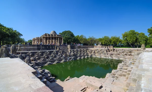 Zon tempel Modhera met mooie Stepwell in Ahmedabad — Stockfoto
