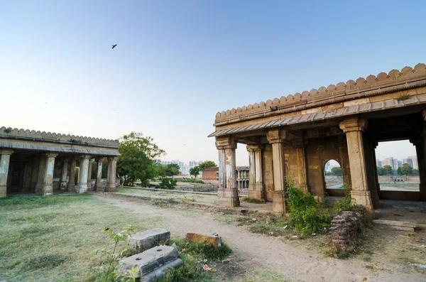 Ora crepuscolare della moschea di Sarkhej Roza ad Ahmedabad — Foto Stock