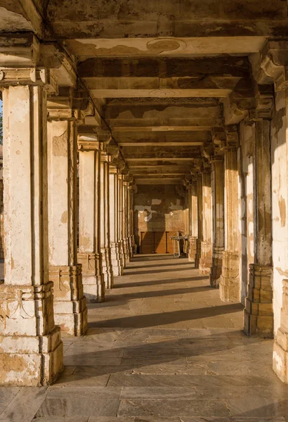 Colonnaded cloister of historic Tomb at Sarkhej Roza mosque — Stock Photo, Image