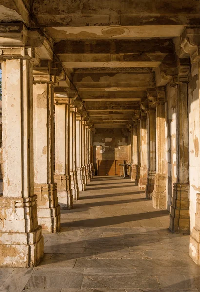 Claustro de Colonnaded de tumba histórica en la mezquita Sarkhej Roza — Foto de Stock