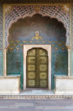 Chandra Mahal, Jaipur City Palace kapıda gül