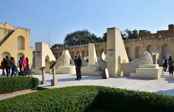 Jaipur, Indien - 29 December 2014: människor besöker Jantar Mantar ob — Stockfoto