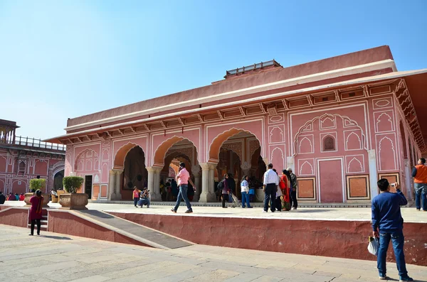 Jaipur, Indien - 29. Dezember 2014: Menschen besuchen den Stadtpalast in Jaipur, Indien. — Stockfoto