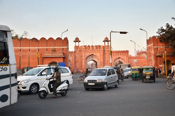 Jaipur, India - 29 December 2014: Mensen bezoeken Sanganeri poort van Jaipur — Stockfoto