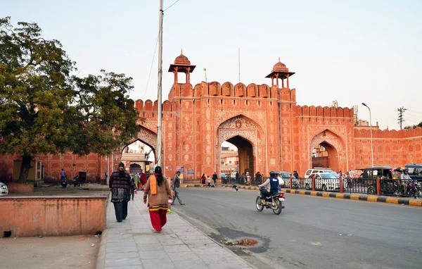 Jaipur, Indie - 29 prosince 2014: Lidé navštívit Sanganeri Gate Jaipur — Stock fotografie