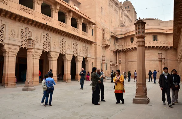 Jodhpur, India - 1 de enero de 2015: La gente visita el Palacio Umaid Bhawan — Foto de Stock