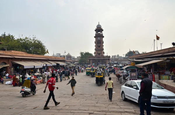 Джодпхур, Индия - 1 января 2015 года: Неизвестные покупают товары на рынке под башней с часами — стоковое фото