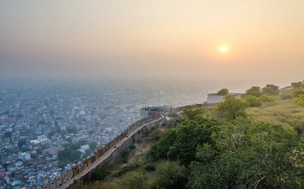 Pôr do sol no forte de Nahargarh e wiew à cidade de Jaipur — Fotografia de Stock