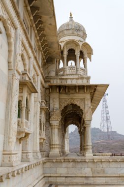 Jaswant Thada. Eski r ornately oyma beyaz mermer mezar