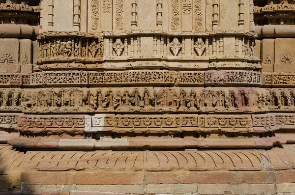 Vintage vervaardigde ontwerpen op rotsen bij zon tempel Modhera in Ahmed — Stockfoto