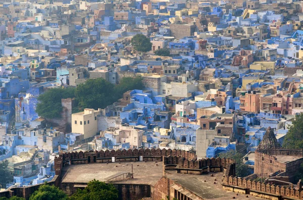 Mehrangarh Fort con vistas a la famosa ciudad azul de Jodhpur — Foto de Stock