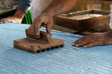 renkli kumaş üzerine ahşap Damga aracı