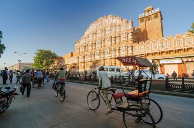 Jaipur, Hindistan - December29, 2014: Kimliği belirsiz Hint erkeklerde ileri geri