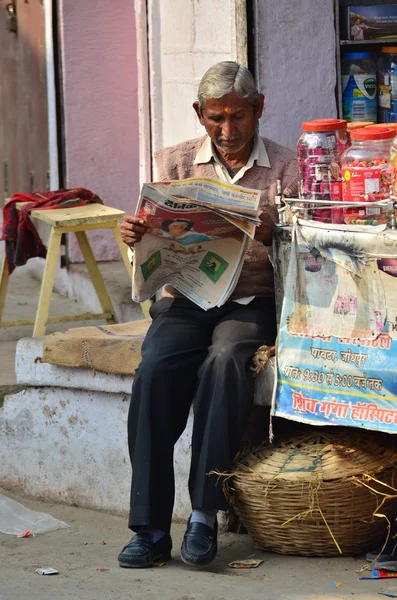 Jodhpur, India - January 1, 2015: Unidentified Indian man reading newspaper — Stock Photo, Image