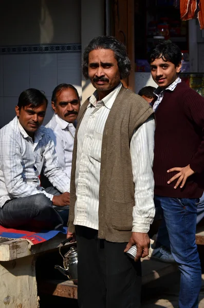 Jodhpur, Índia - 1 de janeiro de 2015: o homem indiano posa orgulhosamente em Jo — Fotografia de Stock